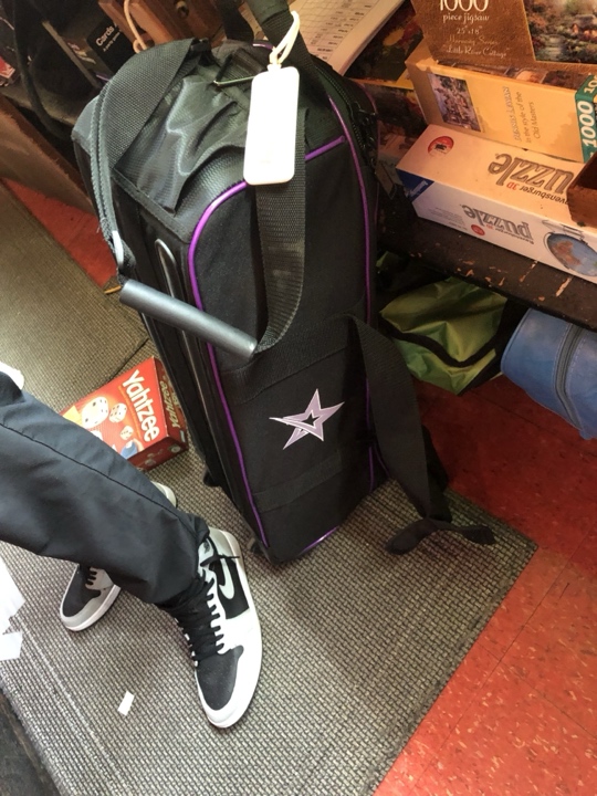 Yes he does carry his own bag!